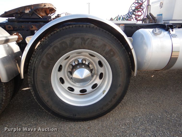 image for item DI0272 2013 Peterbilt 389  semi truck