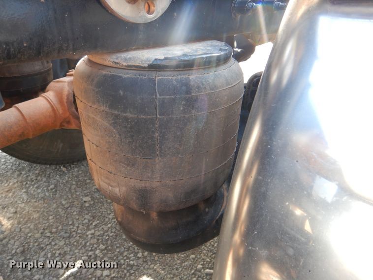 image for item DI0272 2013 Peterbilt 389  semi truck