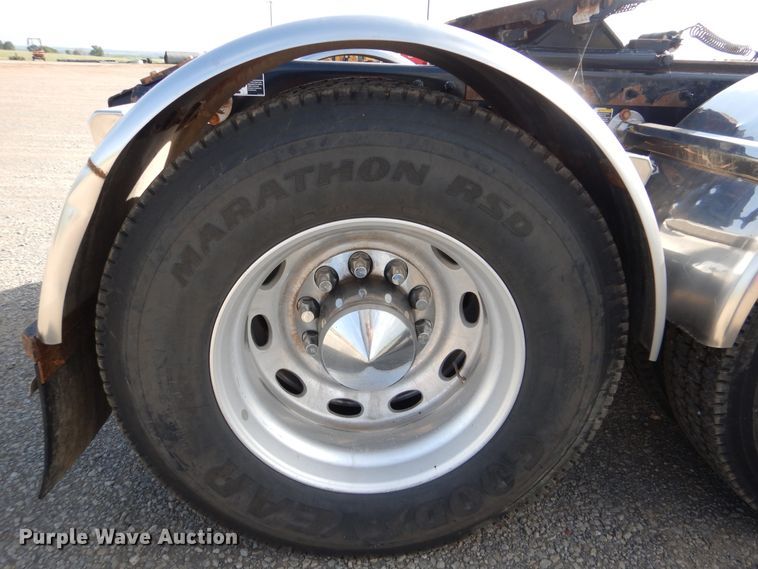 image for item DI0272 2013 Peterbilt 389  semi truck