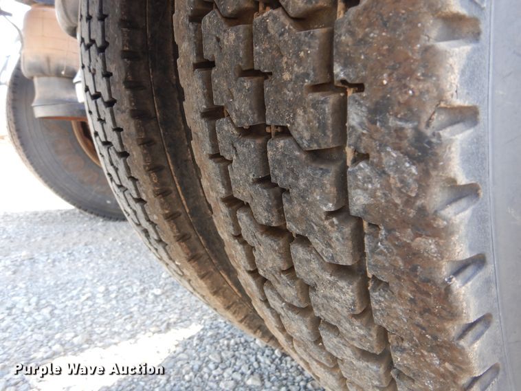 image for item DI0272 2013 Peterbilt 389  semi truck