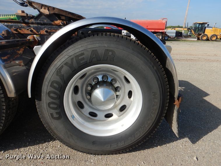 image for item DI0272 2013 Peterbilt 389  semi truck