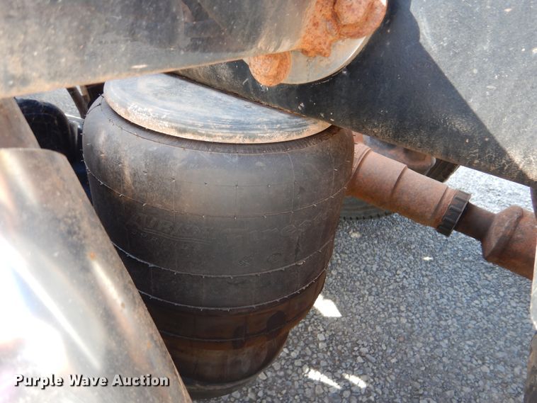 image for item DI0272 2013 Peterbilt 389  semi truck