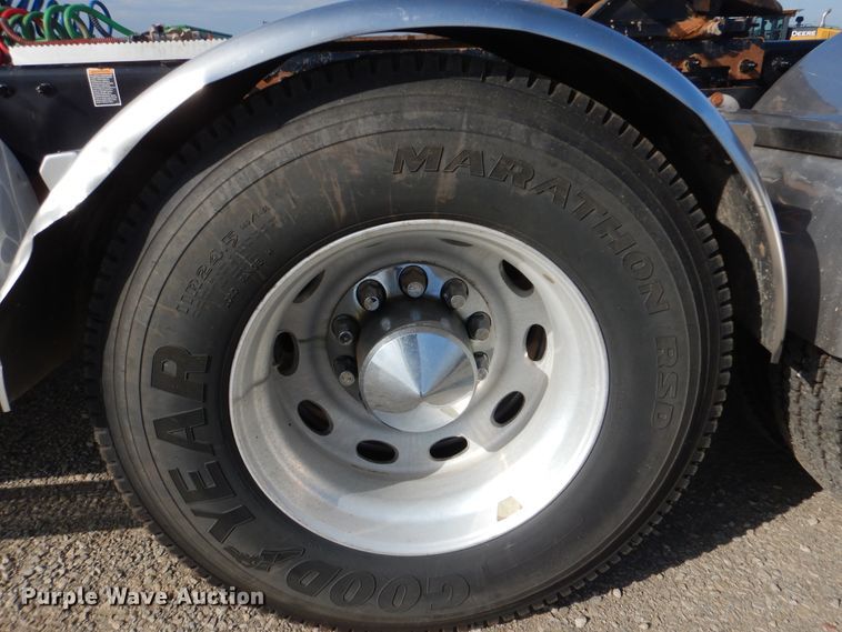 image for item DI0272 2013 Peterbilt 389  semi truck