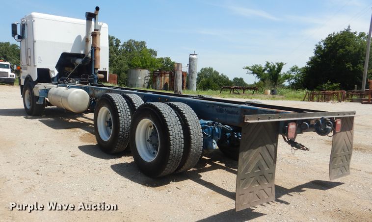 image for item DI0283 1990 Peterbilt 362  truck cab and chassis