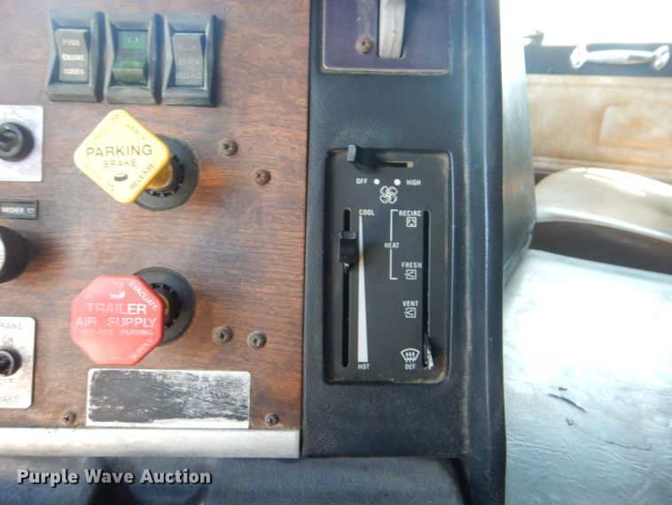 image for item DI0283 1990 Peterbilt 362  truck cab and chassis