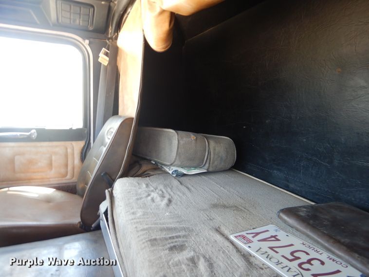 image for item DI0283 1990 Peterbilt 362  truck cab and chassis