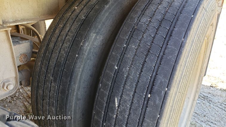 image for item DJ0749 1982 Trailmobile W71U flatbed trailer