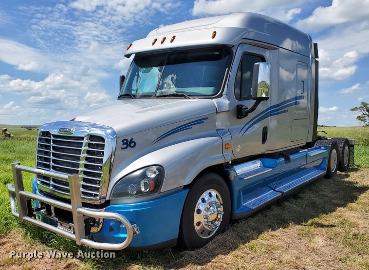 image for item DJ3166 2015 Freightliner Cascadia  semi truck