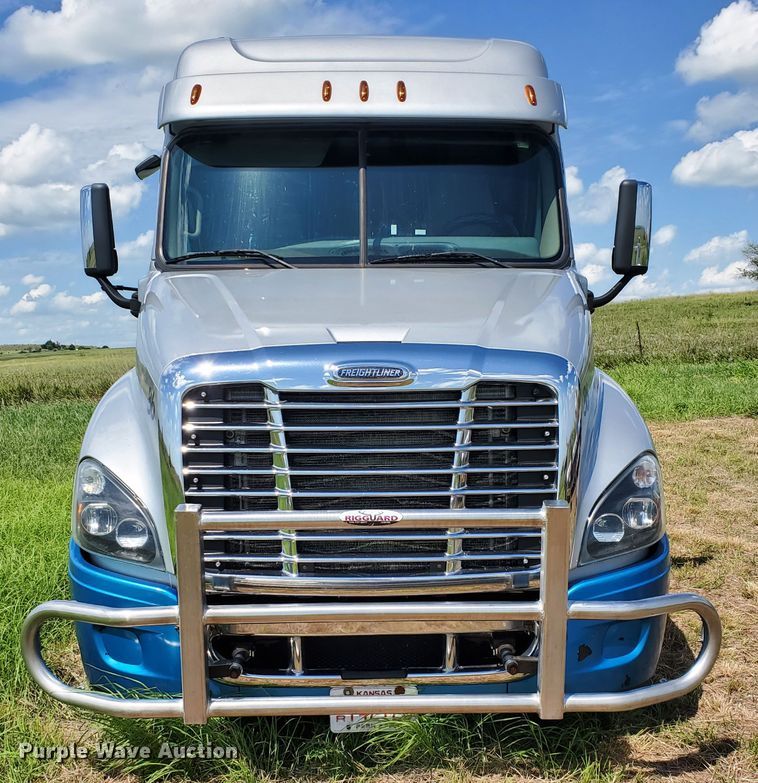 image for item DJ3166 2015 Freightliner Cascadia  semi truck