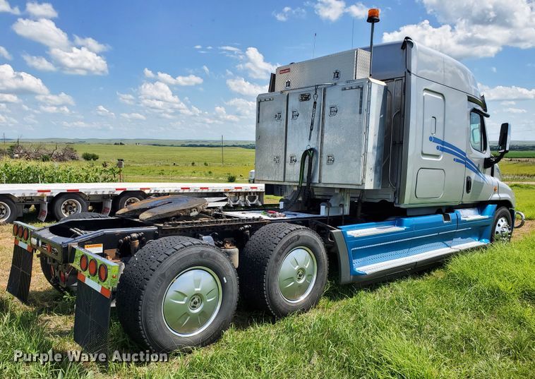 image for item DJ3166 2015 Freightliner Cascadia  semi truck