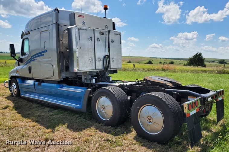 image for item DJ3166 2015 Freightliner Cascadia  semi truck