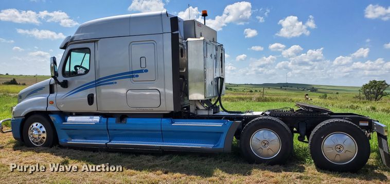 image for item DJ3166 2015 Freightliner Cascadia  semi truck