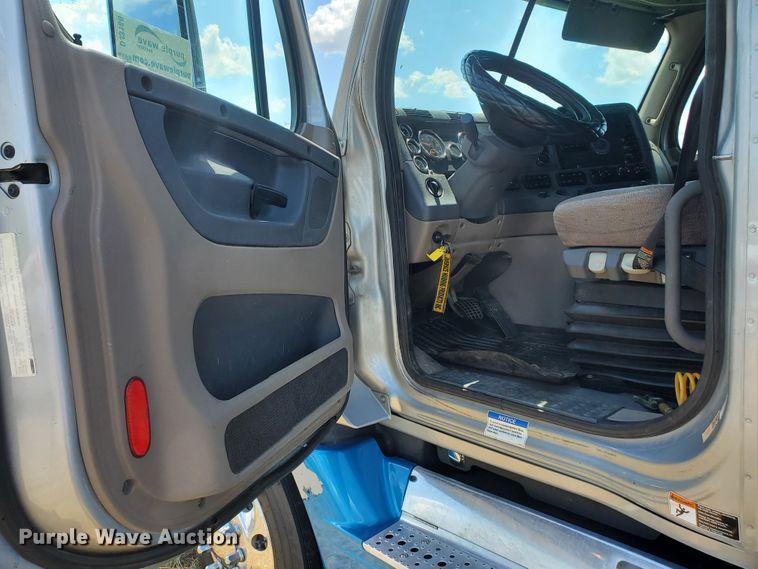 image for item DJ3166 2015 Freightliner Cascadia  semi truck