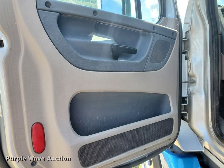 image for item DJ3166 2015 Freightliner Cascadia  semi truck