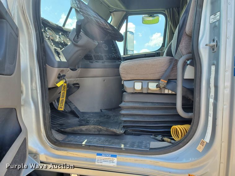 image for item DJ3166 2015 Freightliner Cascadia  semi truck