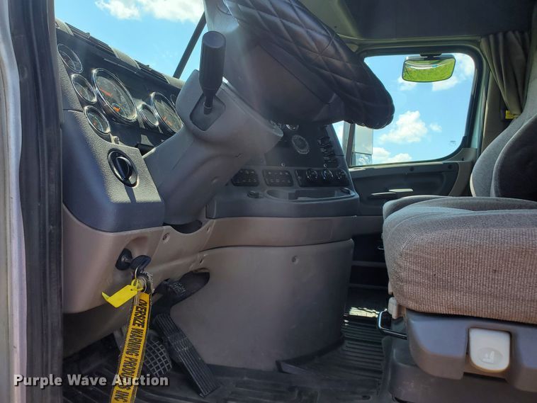 image for item DJ3166 2015 Freightliner Cascadia  semi truck