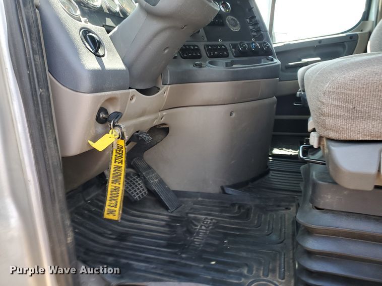 image for item DJ3166 2015 Freightliner Cascadia  semi truck