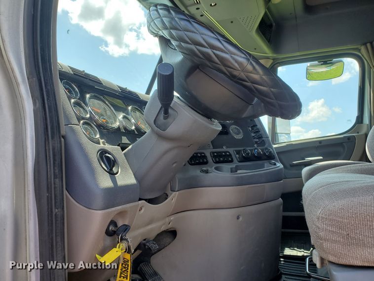 image for item DJ3166 2015 Freightliner Cascadia  semi truck