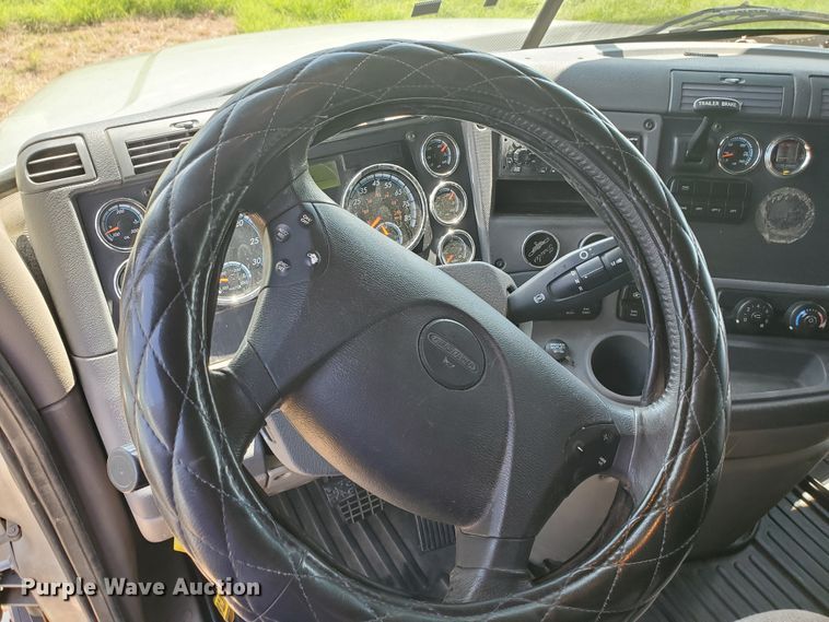 image for item DJ3166 2015 Freightliner Cascadia  semi truck