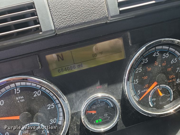 image for item DJ3166 2015 Freightliner Cascadia  semi truck