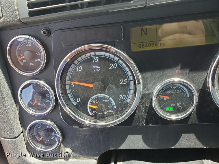 image for item DJ3166 2015 Freightliner Cascadia  semi truck