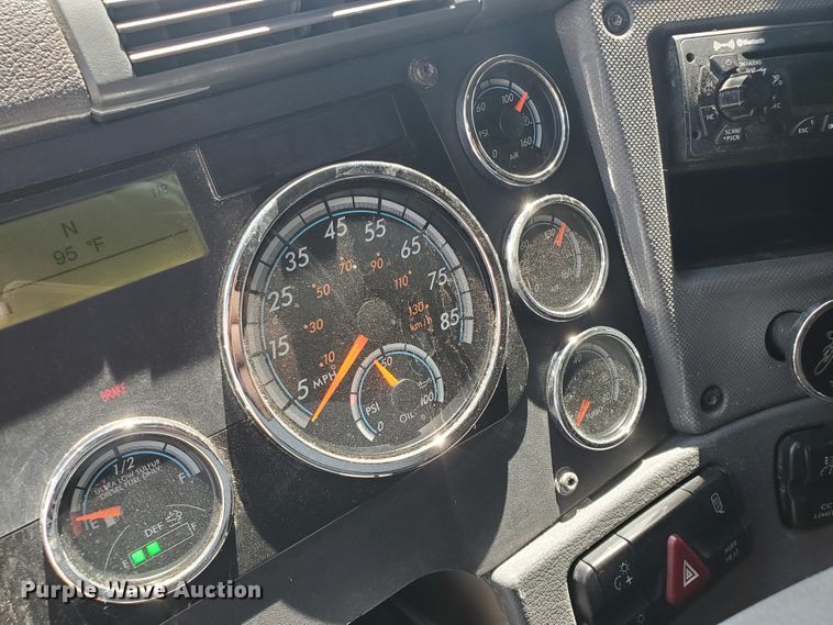 image for item DJ3166 2015 Freightliner Cascadia  semi truck