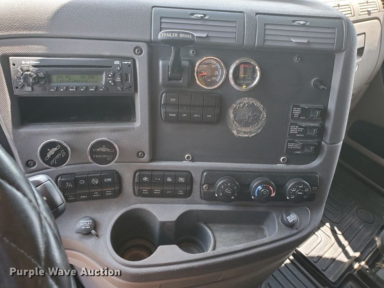 image for item DJ3166 2015 Freightliner Cascadia  semi truck