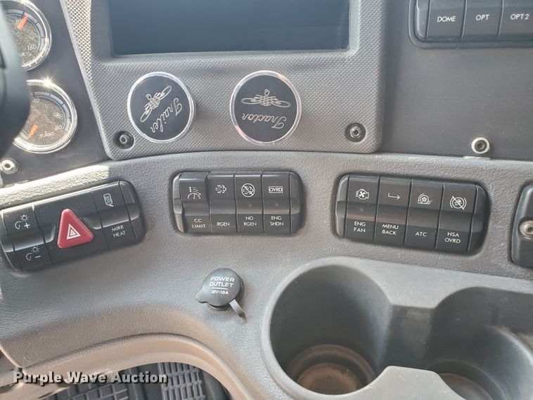 image for item DJ3166 2015 Freightliner Cascadia  semi truck