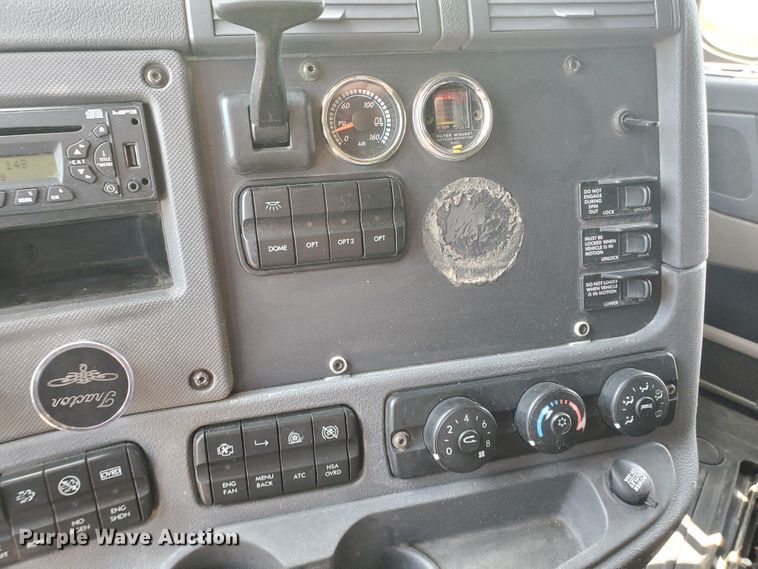 image for item DJ3166 2015 Freightliner Cascadia  semi truck