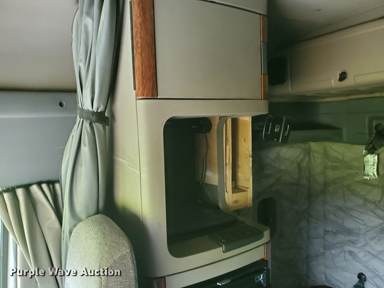 image for item DJ3166 2015 Freightliner Cascadia  semi truck