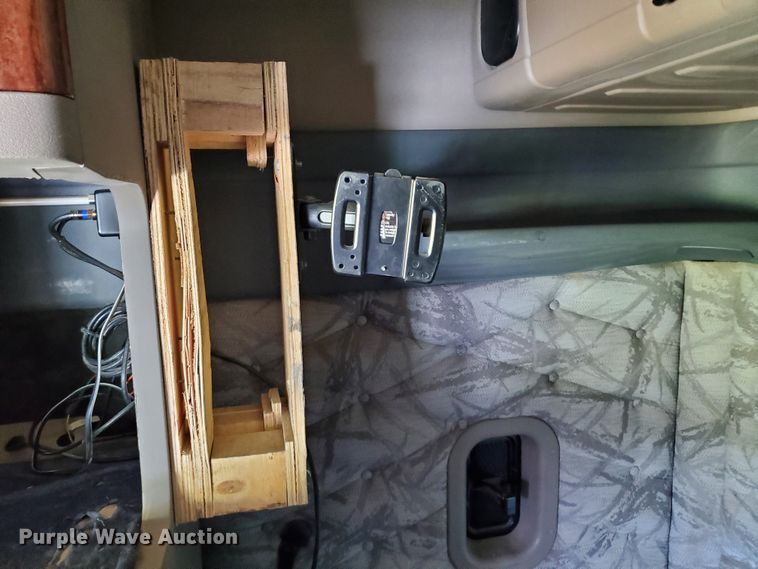 image for item DJ3166 2015 Freightliner Cascadia  semi truck