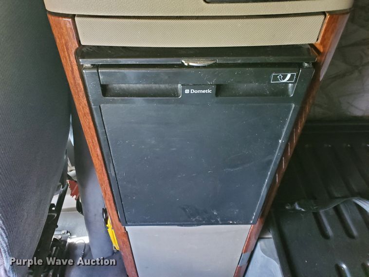 image for item DJ3166 2015 Freightliner Cascadia  semi truck