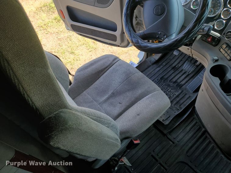 image for item DJ3166 2015 Freightliner Cascadia  semi truck