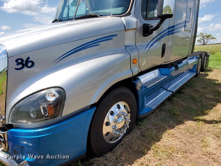 image for item DJ3166 2015 Freightliner Cascadia  semi truck