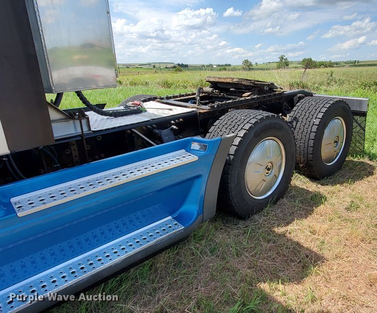 image for item DJ3166 2015 Freightliner Cascadia  semi truck