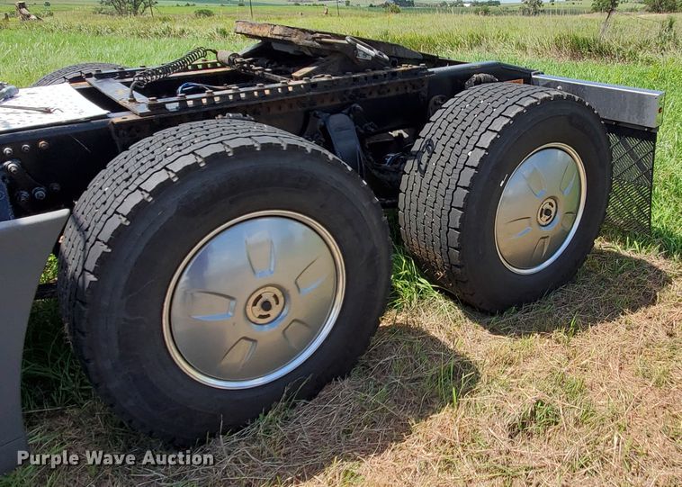 image for item DJ3166 2015 Freightliner Cascadia  semi truck