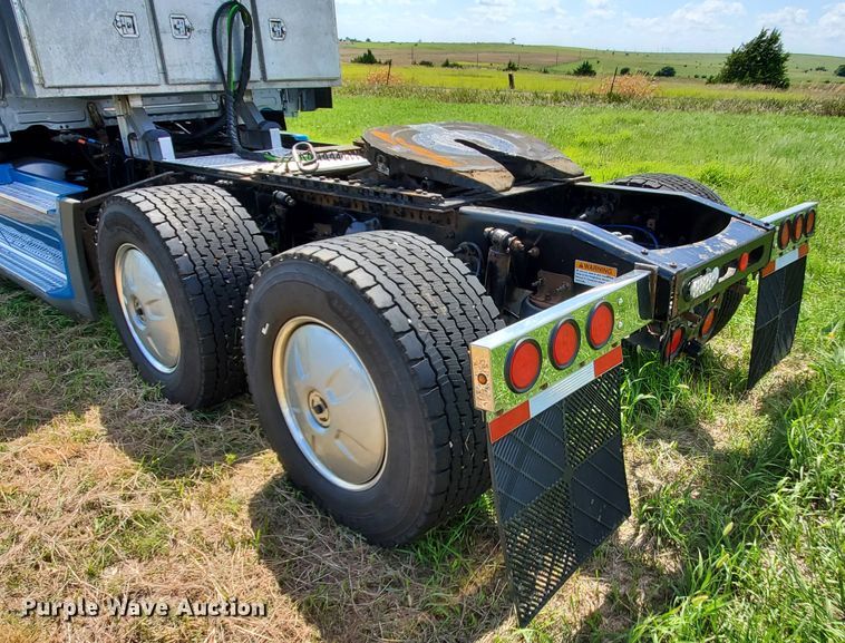 image for item DJ3166 2015 Freightliner Cascadia  semi truck