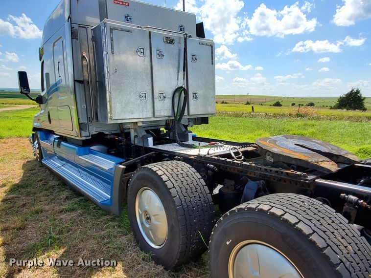 image for item DJ3166 2015 Freightliner Cascadia  semi truck