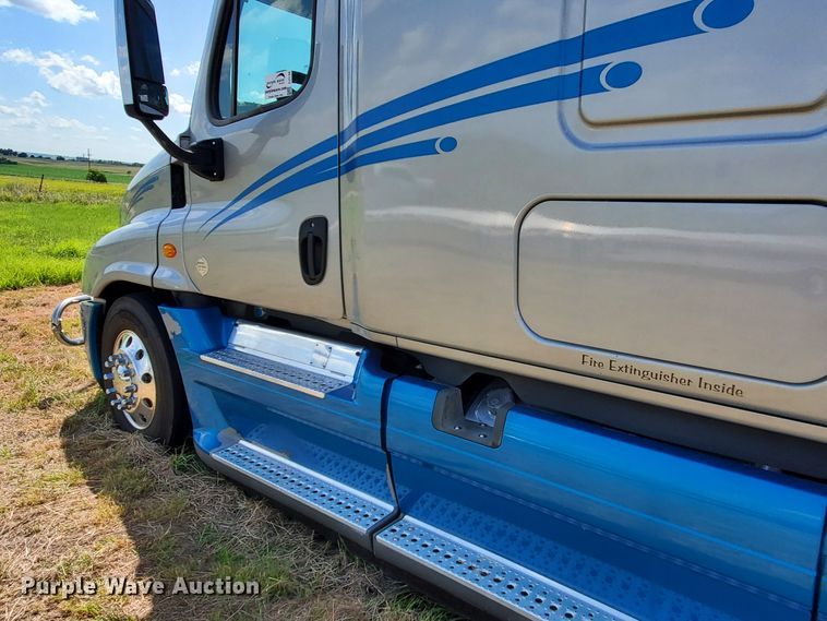 image for item DJ3166 2015 Freightliner Cascadia  semi truck