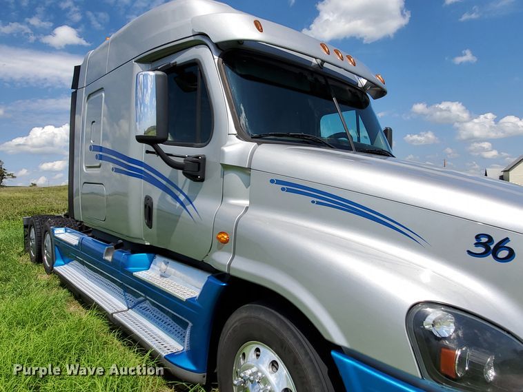 image for item DJ3166 2015 Freightliner Cascadia  semi truck