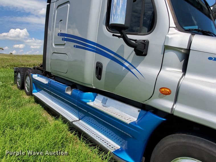 image for item DJ3166 2015 Freightliner Cascadia  semi truck