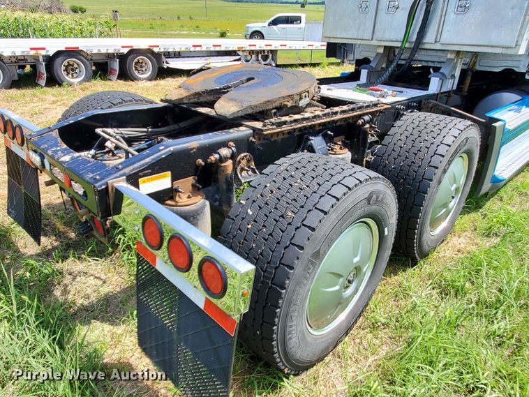 image for item DJ3166 2015 Freightliner Cascadia  semi truck