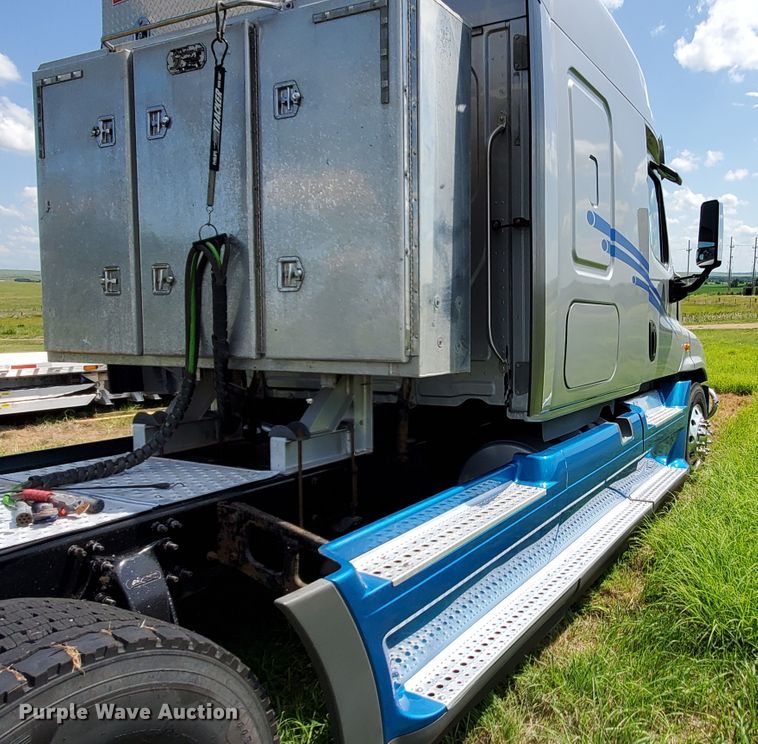 image for item DJ3166 2015 Freightliner Cascadia  semi truck