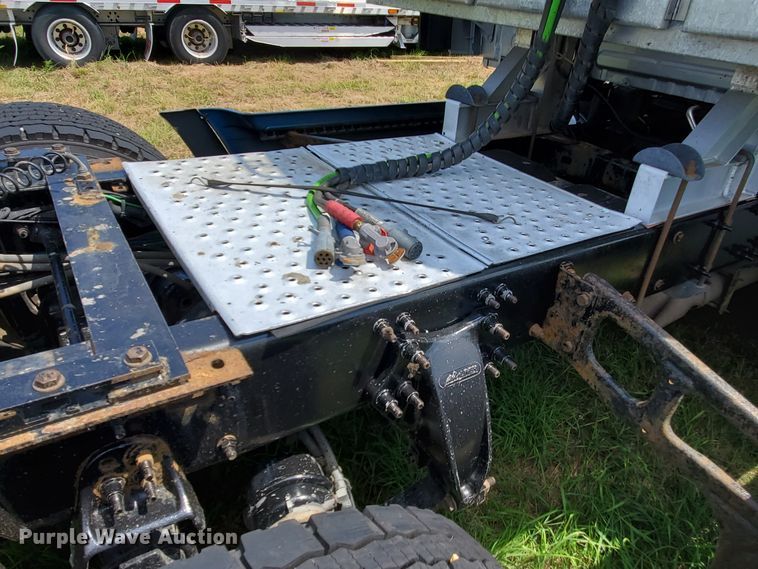 image for item DJ3166 2015 Freightliner Cascadia  semi truck