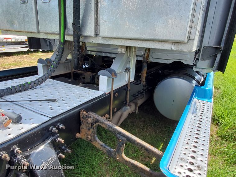 image for item DJ3166 2015 Freightliner Cascadia  semi truck