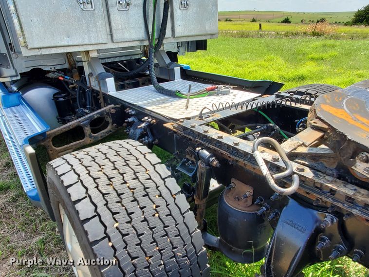 image for item DJ3166 2015 Freightliner Cascadia  semi truck