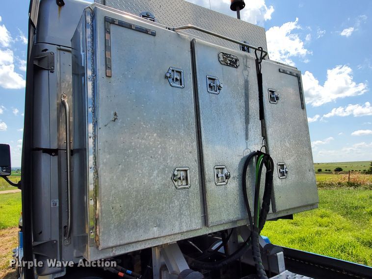 image for item DJ3166 2015 Freightliner Cascadia  semi truck