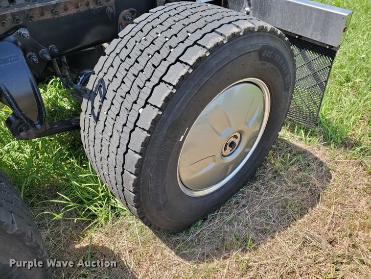 image for item DJ3166 2015 Freightliner Cascadia  semi truck