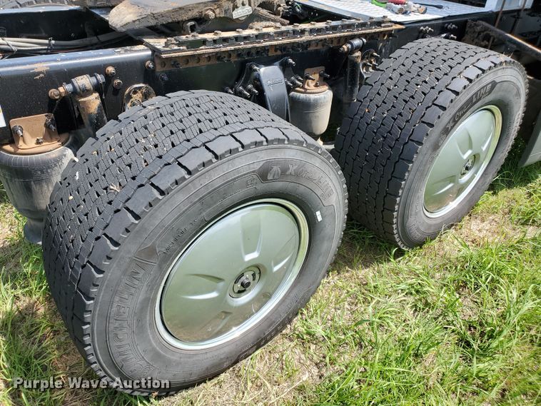 image for item DJ3166 2015 Freightliner Cascadia  semi truck