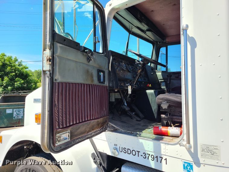 image for item EL9894 1995 Kenworth T800  semi truck